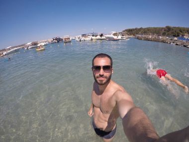 Genç Traveller Fransa Fransız Riviera'sında bir Selfie alarak