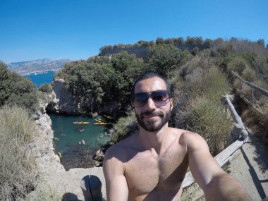 Sorrento, Amalfi Coast, İtalya bir mağarada üzerinde doğal bir havuzda bir selfie alarak adam