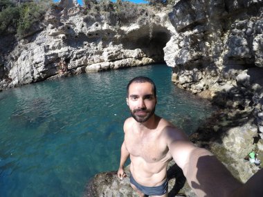 Sorrento, Amalfi Coast, İtalya bir mağarada üzerinde doğal bir havuzda bir selfie alarak adam
