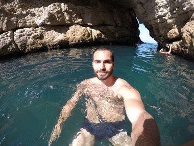 Sorrento, Amalfi Coast, İtalya bir mağarada üzerinde doğal bir havuzda bir selfie alarak adam