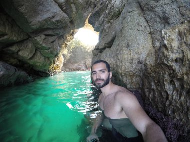Sorrento, Amalfi Coast, İtalya bir mağarada üzerinde doğal bir havuzda bir selfie alarak adam