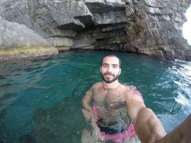 Sorrento, Amalfi Coast, İtalya bir mağarada üzerinde doğal bir havuzda bir selfie alarak adam