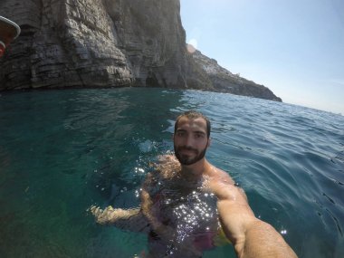 Sorrento, Amalfi Coast, İtalya bir mağarada üzerinde doğal bir havuzda bir selfie alarak adam