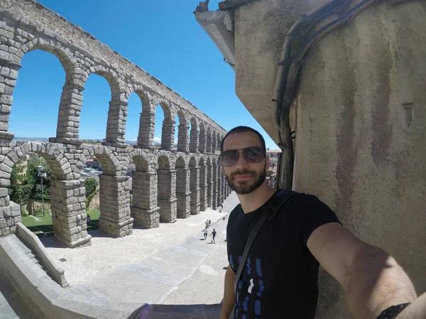 Uomo che si fa un selfie a Segovia, Spagna — Foto Stock