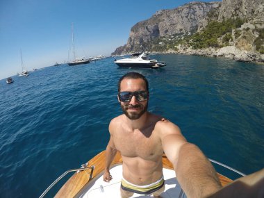 Adam bir selfie Capri Adası, İtalya için tekne seyahat taking