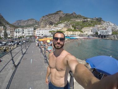 Adam bir selfie alarak bir Amalfi, İtalya