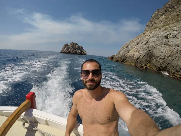 Adam bir selfie Capri Adası, İtalya için tekne seyahat taking