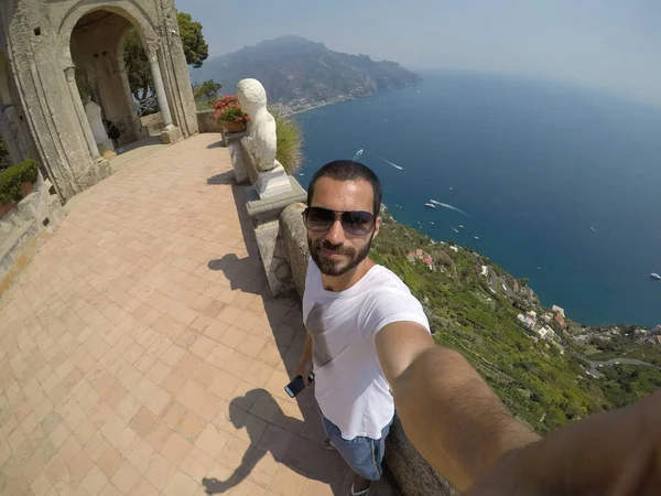 Erkek Ravello, İtalya'da bir selfie alarak