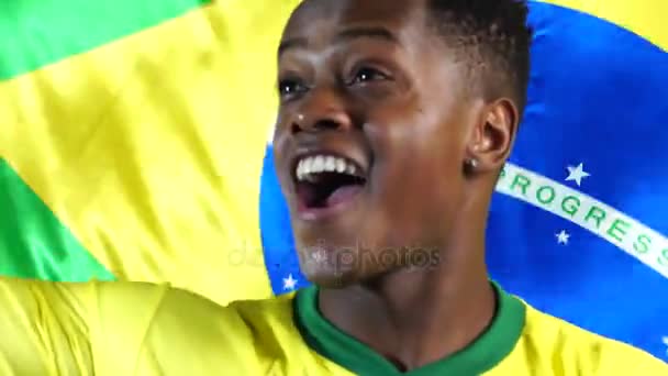 Vincitore brasiliano Guy con bandiera brasiliana — Video Stock