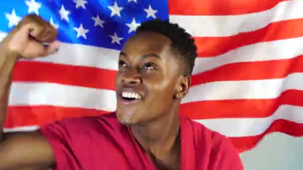 Amerikaanse Guy Win met Usa vlag — Stockvideo