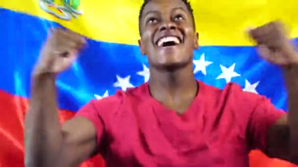 Venezolaanse man met de vlag van Venezuela — Stockvideo