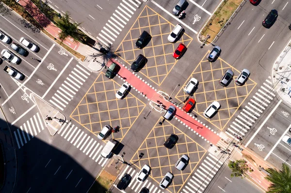 Bovenaanzicht van vele auto's Crossing — Stockfoto