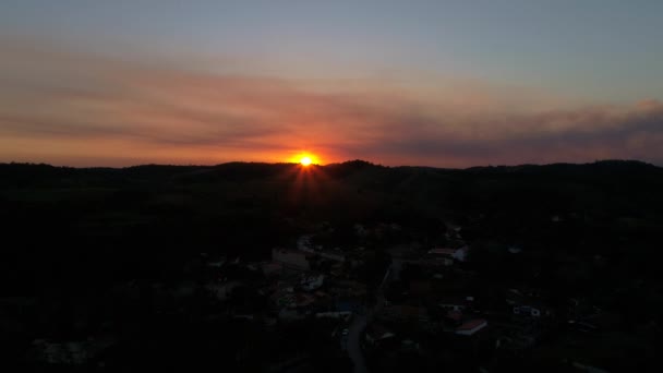 Belo pôr do sol no campo brasileiro — Vídeo de Stock