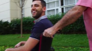 Babam engelli oğluyla parkta yürüyor.