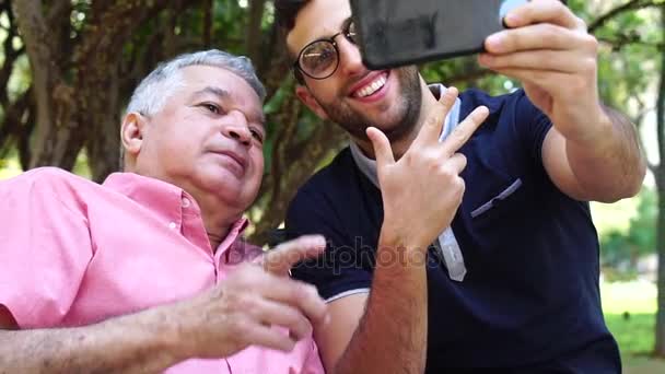 Ojciec i syn biorąc selfie — Wideo stockowe