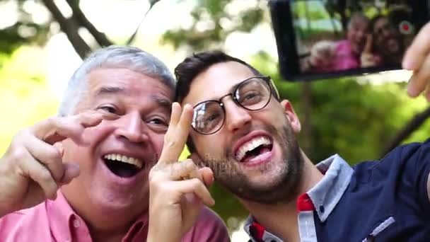 Ojciec i syn biorąc selfie — Wideo stockowe