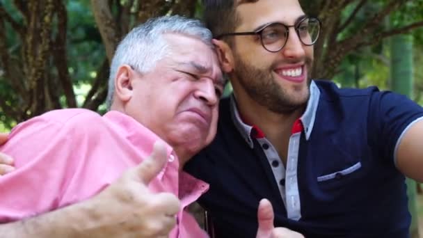 Vater und Sohn machen ein Selfie — Stockvideo