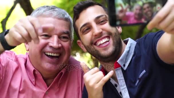 Πατέρας και γιος λαμβάνοντας μια selfie — Αρχείο Βίντεο
