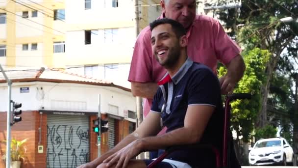 Personne handicapée en attente de l'autobus — Video