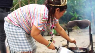 Sao Paulo, Brezilya - Eylül 2017 yaklaşık: İlkel Brezilyalı yerli Kızartma Balık kabilesi üzerinde