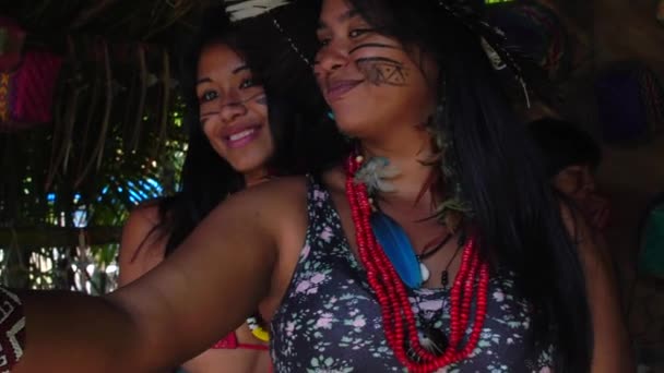 Selfie di nativi brasiliani in una tribù — Video Stock