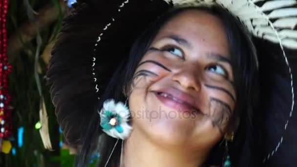 Infödda brasiliansk kvinna i en inhemsk stam — Stockvideo