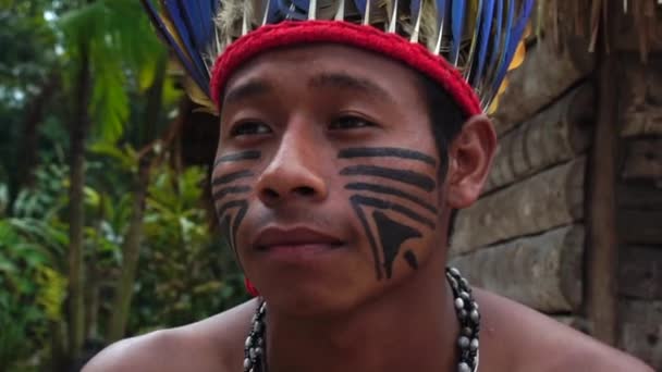 Native Braziliaanse Man (Indio) een inheemse stam in Brazilië — Stockvideo