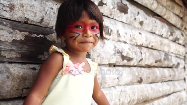 Lindo niño brasileño nativo de la tribu Tupi Guarani, Brasil — Vídeos de Stock