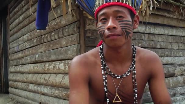 Native Braziliaanse Man (Indio) een inheemse stam in Brazilië — Stockvideo