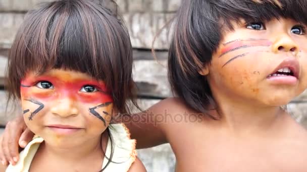 Lindo niño brasileño nativo de la tribu Tupi Guarani, Brasil — Vídeo de stock