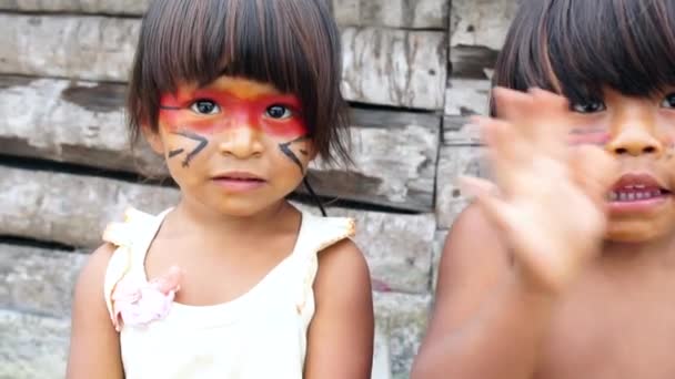 Schattig inheemse Braziliaanse kind van Tupi Guarani stam, Brazilië — Stockvideo