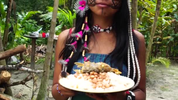 Mujer brasileña nativa comiendo una comida tradicional brasileña — Vídeos de Stock
