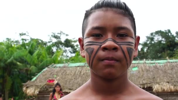 Menino brasileiro nativo em uma tribo indígena Tupi Guarani no Brasil — Vídeo de Stock