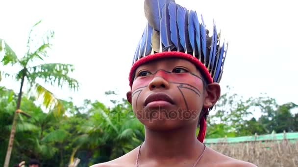 Menino brasileiro nativo em uma tribo indígena Tupi Guarani no Brasil — Vídeo de Stock