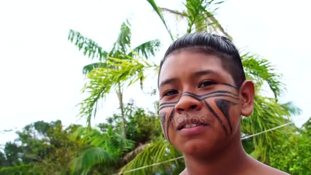 Native Braziliaanse jongen op een inheemse stam Tupi Guarani in Brazilië — Stockvideo
