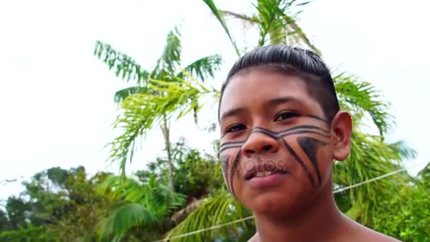 Niño nativo brasileño en una tribu indígena tupi guaraní en Brasil — Vídeo de stock