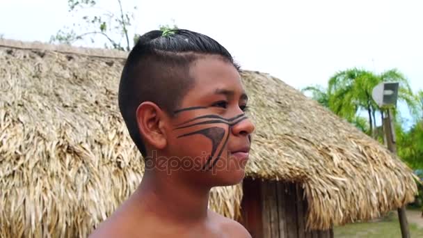 Menino brasileiro nativo em uma tribo indígena Tupi Guarani no Brasil — Vídeo de Stock