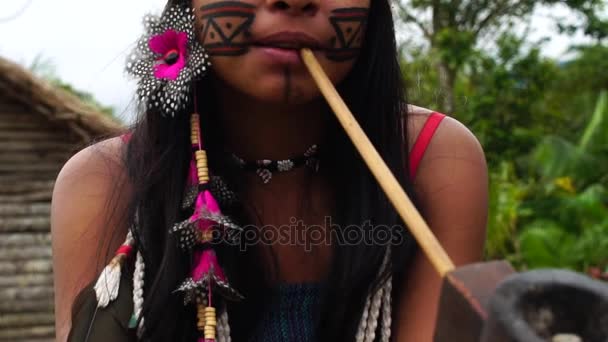 Καπνοσύριγγες αυτόχθονες γυναίκα σε μια φυλή Γκουαρανί Tupi, Βραζιλία — Αρχείο Βίντεο