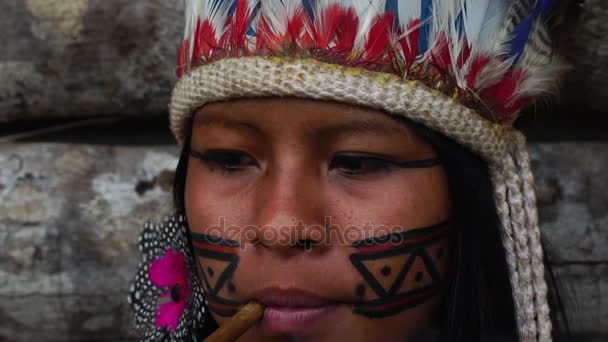 Donna indigena che fuma pipe in una tribù Tupi Guarani, Brasile — Video Stock