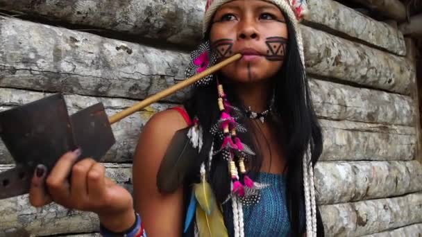 Indigene Frau beim Pfeifenrauchen in einem Stamm der Tupi Guarani, Brasilien — Stockvideo