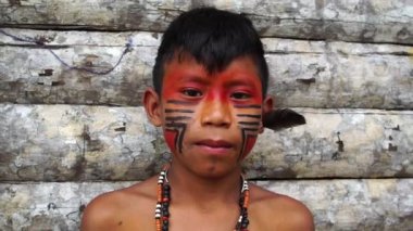 Brezilya'da bir yerli Tupi Guarani kabile yerli Brezilyalı çocuk