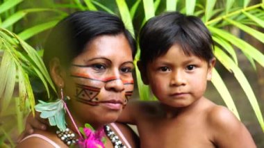 Anne ve oğlu bir yerli kabile Amazon at