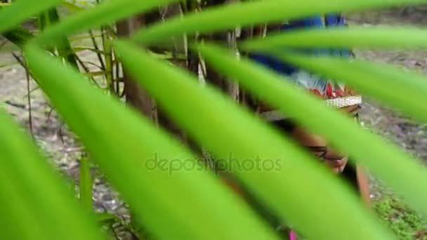 Hermosa mujer nativa en una tribu indígena en Brasil — Vídeos de Stock