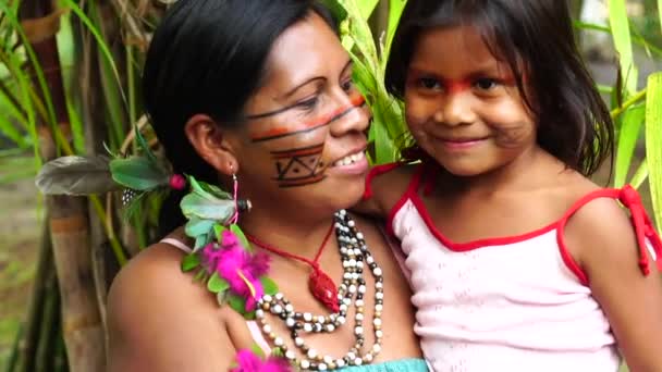 Mãe e filha em uma tribo indígena na Amazônia — Vídeo de Stock