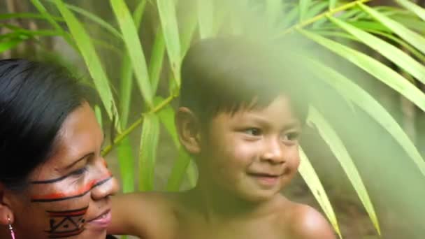 Mor och Son på en inhemsk stam i Amazonas — Stockvideo