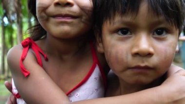 Sevimli yerli Brezilyalı kardeşler Tupi Guarani kabile, Brezilya