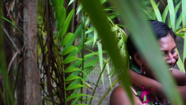 Moeder en zoon op een inheemse stam in de Amazone — Stockvideo