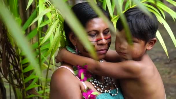 Anya és fia, egy bennszülött törzs az Amazon-on — Stock videók