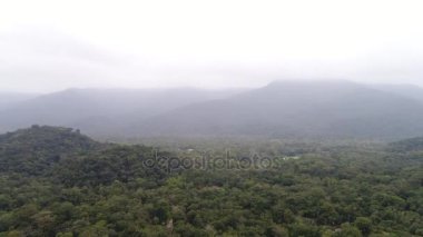 Orman manzara ve bulutlu bir günde dağlarda Brezilya