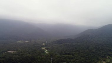 Orman manzara ve bulutlu bir günde dağlarda Brezilya
